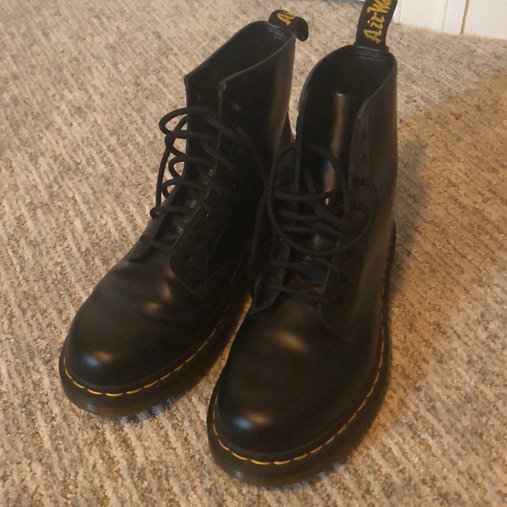Smooth black 8 eye Doc Martens